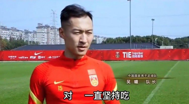 伸出手掌，看谁能保持镇静，谁的手心出汗最少……飞机在礁石上降落时，飞行员紧握方向盘向临时跑道的方向滑了过去，第二只发动机不停地来回晃动，这时，最初发生故障的发动机突然重新转动起来。
